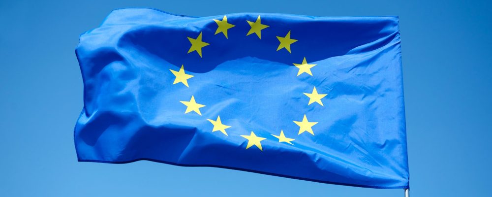 bandera-union-europea-sobre-fondo-azul-2